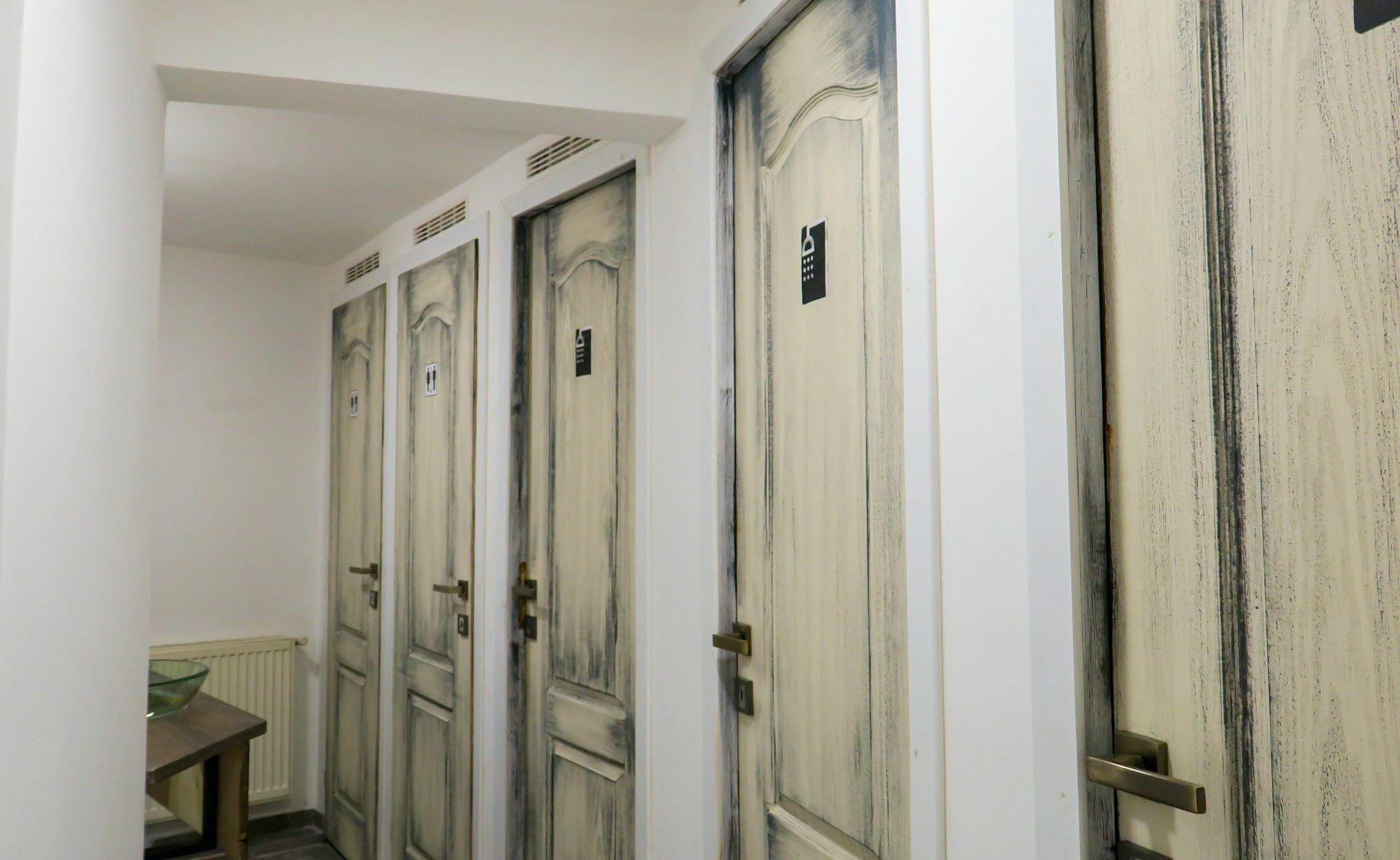 The Evil Clown Hostel Брашов Экстерьер фото