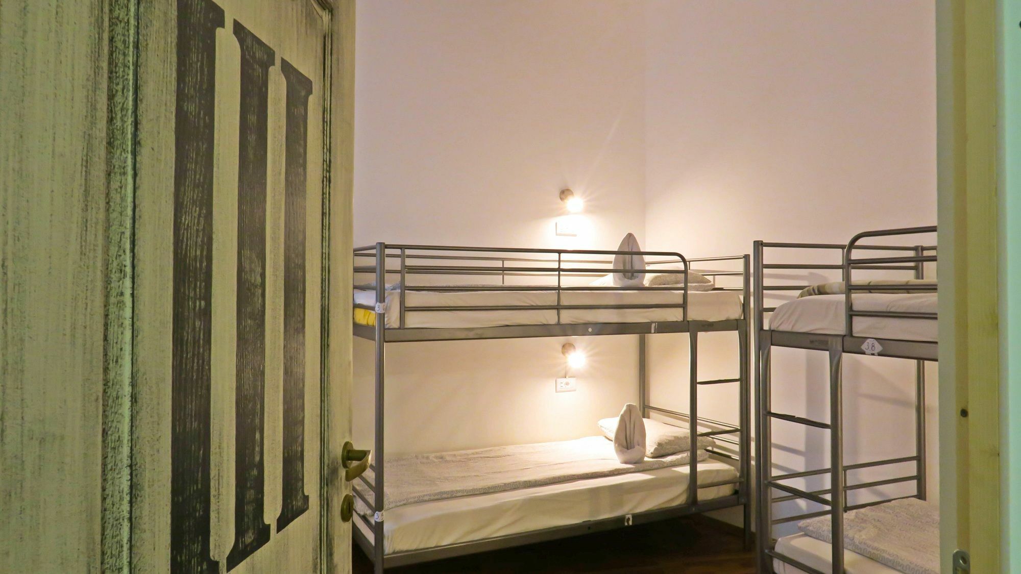 The Evil Clown Hostel Брашов Экстерьер фото