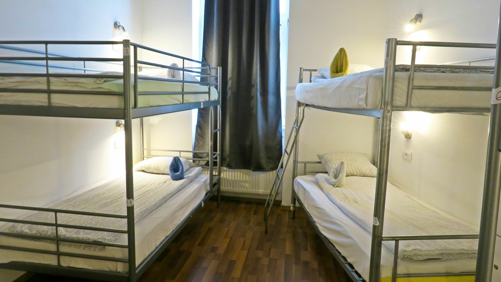 The Evil Clown Hostel Брашов Экстерьер фото